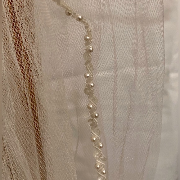 David’s Bridal veil, 30” long. - Picture 2 of 5